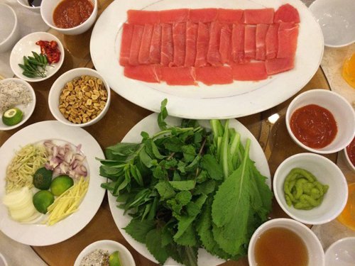 Cá ngừ cuốn cải xanh Cách ăn cá sống chấm mù tạt không chỉ có ở Nhật Bản mà cũng rất nổi tiếng ở Phú Yên. Với đặc sản là loại cá ngừ đại dương, đây là cách thưởng thức phổ biến để cảm nhận trọn vẹn hương vị tươi ngon của nó. Một phần ăn đầy đủ sẽ gồm đĩa cá ngừ phi lê với những lát thịt đỏ tươi, cắt thành miếng mỏng, dài, hình chữ nhật; đĩa cải xanh kèm rau sống, chuối chát; đĩa gia vị với hành, sả, gừng cắt nhỏ; lạc rang, bánh tráng. Thực khách phải tự pha nước chấm bằng cách lấy mù tạt, trộn thêm chút xì dầu, tương ớt, vắt nước cốt chanh rồi trộn đều. Bước cuối cùng là lấy bánh tráng nhúng nước cho mềm, bỏ vào bẹ cải xanh kèm rau húng quế, chuối chát, hành gừng, đặt lên trên lát cá ngừ, rắc chút lạc, cuốn lại rồi chấm. Món ăn tạo cảm giác tươi mát với vị rau xanh và biển cả.