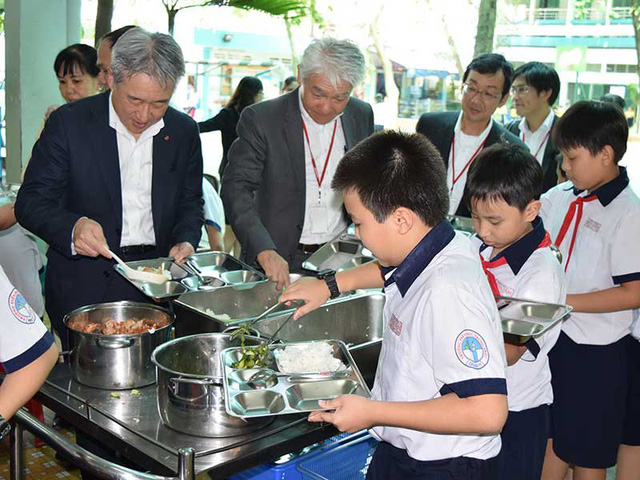  Đại diện công ty Ajinomoto tham dự bữa ăn học đường cùng học sinh tiểu học 