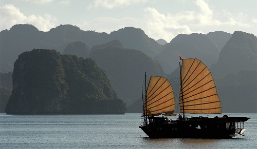 Một du thuyền trôi giữa những hòn đảo đá vôi của vịnh Hạ Long. Ảnh: AFP.