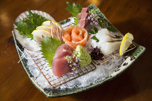 Sashimi tổng hợp: Đến Fuji, thực khách bị cuốn hút bởi sự hấp dẫn bởi muôn sắc màu của sashimi. Thực đơn cho một sashimi tổng hợp không thể thiếu các loại cá sống nhập trực tiếp từ Nhật Bản có vị ngọt tự nhiên, thịt dai, dẻo và thơm.