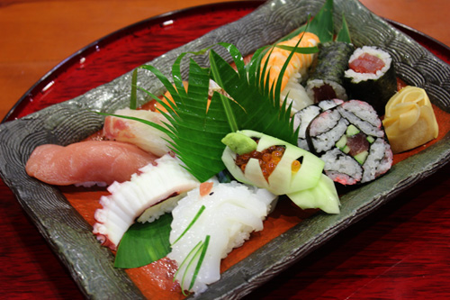 Sushi: Món sushi tại Fuji ghi điểm với nhiều tín đồ yêu ẩm thực Nhật Bản bởi vị tươi ngon từ các loại sò, ốc, cá hồi, tôm.... Đây không đơn giản là một món ăn mà còn còn là hình thức thưởng thức nghệ thuật đặc trưng xứ Phù Tang.
