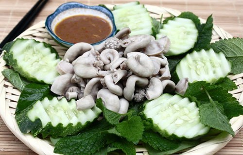 Lòng lợn non và thịt xào mắm ruốc của người miền Trung