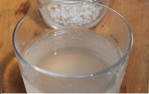 Không nên sử dụng nước dừa già vì không giữ được mùi thơm đặc trưng của dừa cũng như độ ngọt mát của nước dừa