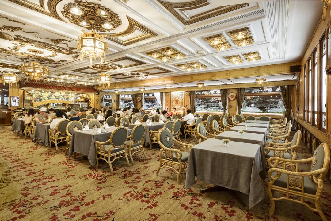Độc đáo lẩu cháo huyết rồng tại nhà hàng Hoa Mai