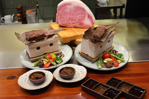 Bò Wagyu nướng Teppanyaki: Wagyu là một trong 4 loại thịt bò cao cấp của xứ Phù Tang. Phần mỡ màu trắng nằm xen kẽ giữa các lớp thịt đỏ là điểm nhấn ấn tượng cùng vị thơm ngon béo ngậy khi thưởng thức.