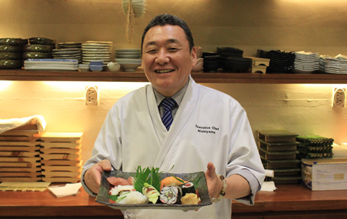 Ông Nishiyama Kazuo - bếp trưởng nhà hàng cho biết, tại Fuji, nguồn nguyên liệu như bò, cá, hải sản được nhập trực tiếp từ Nhật Bản cùng các loại rau củ quả tươi ngon sẽ mang lại hương vị trọn vẹn cho món ăn và gây thương nhớ trong lòng thực khách.