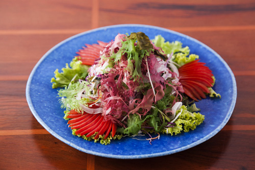 Salad rong biển: Một đĩa salad thường khiến bữa ăn thêm hấp dẫn. Các đầu bếp tại Fuji đã sáng tạo nên món salad rong biển với vị chua ngọt giúp thanh mát cơ thể và chống ngấy.