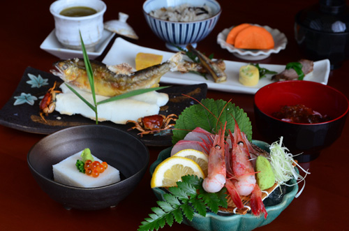 Thực đơn đặc biệt theo mùa:  Đến Fuji, thực khách sẽ thưởng thức thực đơn theo bốn mùa xuân - hạ - thu - đông với những nguyên liệu tươi ngon cùng hương vị chuẩn Nhật.