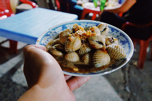 Ốc Dù không phải là thành phố biển nhưng món ốc ở Sài Gòn rất phong phú về thể loại cũng như đa dạng về cách chế biến, từ luộc, xào với tỏi, me, dừa, hay rau muống, cho đến hấp kiểu Thái, rang muối ớt,&Tùy cách nêm nếm mà mỗi nơi sẽ mang một vị riêng, có nơi dùng nhiều nước cốt dừa nên béo ngậy, có quán thơm phức mùi sả hoặc có nơi nấu hơi mặn hoặc cay xé lưỡi theo gu của khách. Tuy vậy, nếu có thể vừa ngồi ngắm đường phố Sài Gòn náo nhiệt, cạnh bên là vài món ốc với đủ cách chế biến thì không còn gì bằng.Bạn có thể tìm đến đường Vĩnh Khánh (quận 4) nơi có nhiều quán ốc bán buổi tối, hoặc đường Phạm Văn Đồng hay quán lề đường An Dương Vương (quận 5).