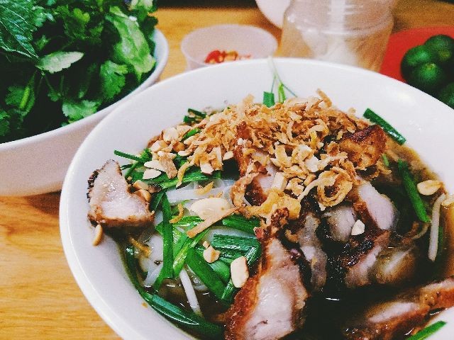 Những món ăn bán đầy vỉa hè Việt bất ngờ “nổi danh” trên báo Tây