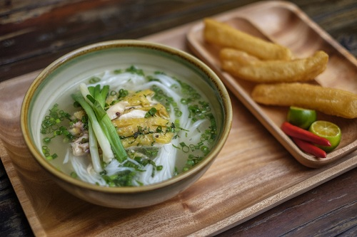 Phở - món ăn mang tinh thần dân tộc Việt Nam.