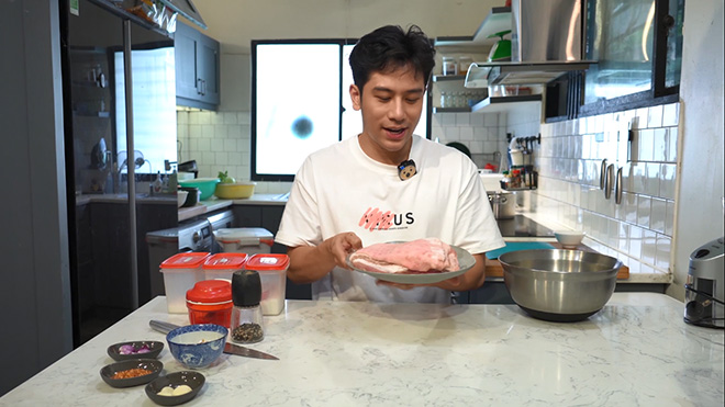 Food vlogger Dino Vũ hướng dẫn thực hiện heo quay giòn da chuẩn vị - 1