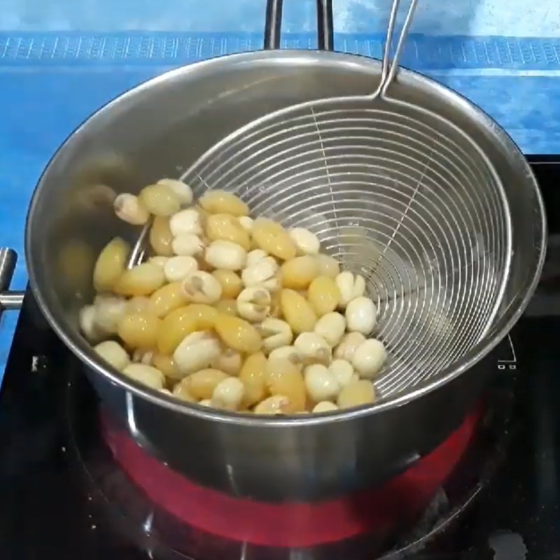 2 cách nấu chè bạch quả hạt sen thanh mát giải nhiệt tốt cho sức khỏe - Hình 9