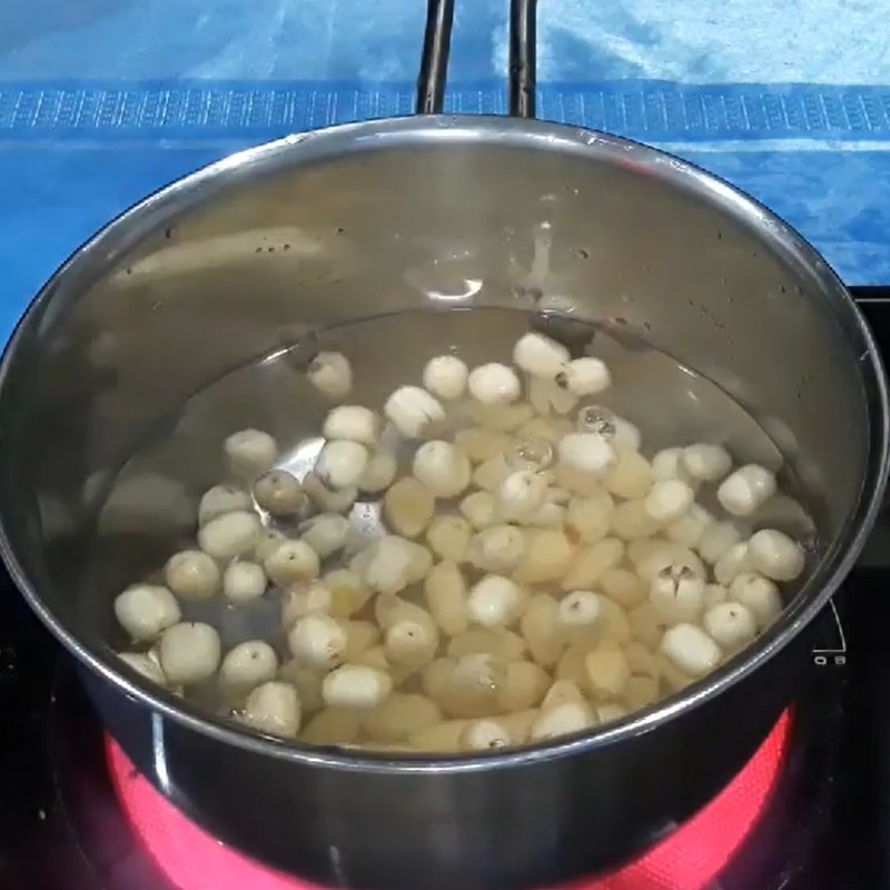 2 cách nấu chè bạch quả hạt sen thanh mát giải nhiệt tốt cho sức khỏe - Hình 8